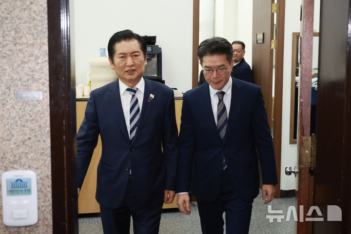 [서울=뉴시스] 고승민 기자 = 정청래 더불어민주당 대표와 정원오 성동구청장이 18일 서울 여의도 국회 당대표실에서 면담 후 대표실을 나서고 있다. 2025.12.18. kkssmm99@newsis.com