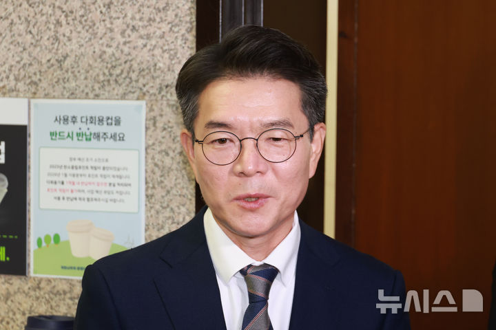 [서울=뉴시스] 고승민 기자 = 정원오 성동구청장이 18일 서울 여의도 국회에서 정청래 더불어민주당 대표와 면담 후 취재진 질문에 답하고 있다. 2025.12.18. kkssmm99@newsis.com