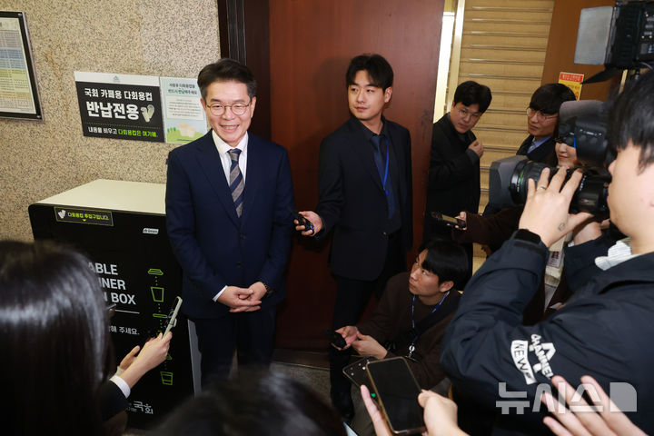 [서울=뉴시스] 고승민 기자 = 정원오 성동구청장이 18일 서울 여의도 국회에서 정청래 더불어민주당 대표와 면담 후 취재진 질문에 답하고 있다. 2025.12.18. kkssmm99@newsis.com