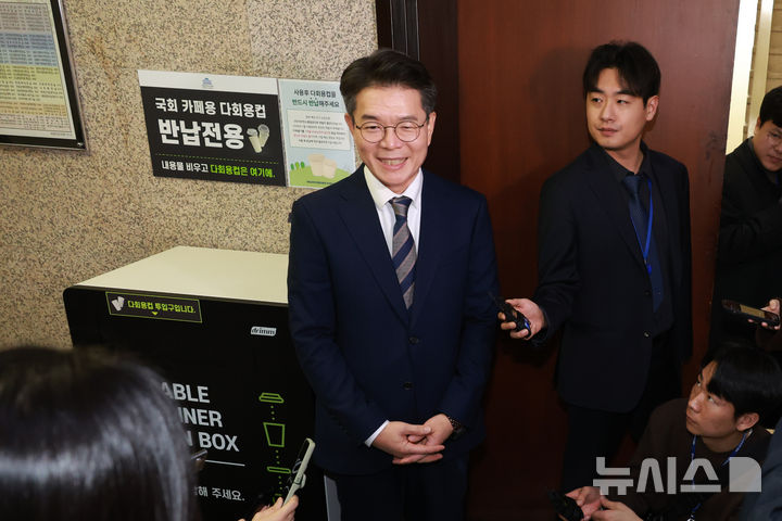 [서울=뉴시스] 고승민 기자 = 정원오 성동구청장이 18일 서울 여의도 국회에서 정청래 더불어민주당 대표와 면담 후 취재진 질문에 답하고 있다. 2025.12.18. kkssmm99@newsis.com