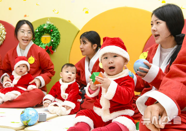 [경기광주=뉴시스] 김종택 기자 = 성탄절을 일주일 앞둔 18일 경기 광주시 능평도서관에서 한토이 어린이서점이 주최한 '꼬꼬마 아기들 모임-산타와 함께하는 첫 만남, 책! 행복한 우리 아기를 위한 시간' 프로그램에 참여한 아기 산타들이 교육 체험형 놀이를 하며 즐거운 시간을 보내고 있다. (공동취재) 2025.12.18. photo@newsis.com