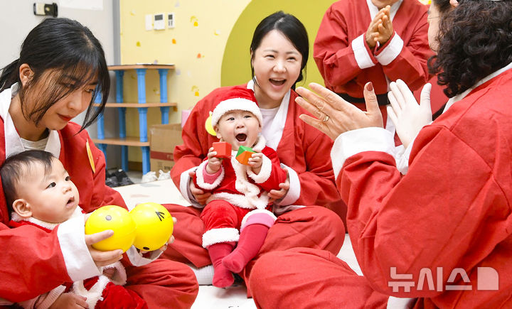 [경기광주=뉴시스] 김종택 기자 = 성탄절을 일주일 앞둔 18일 경기 광주시 능평도서관에서 한토이 어린이서점이 주최한 '꼬꼬마 아기들 모임-산타와 함께하는 첫 만남, 책! 행복한 우리 아기를 위한 시간' 프로그램에 참여한 아기 산타들이 교육 체험형 놀이를 하며 즐거운 시간을 보내고 있다. (공동취재) 2025.12.18. photo@newsis.com