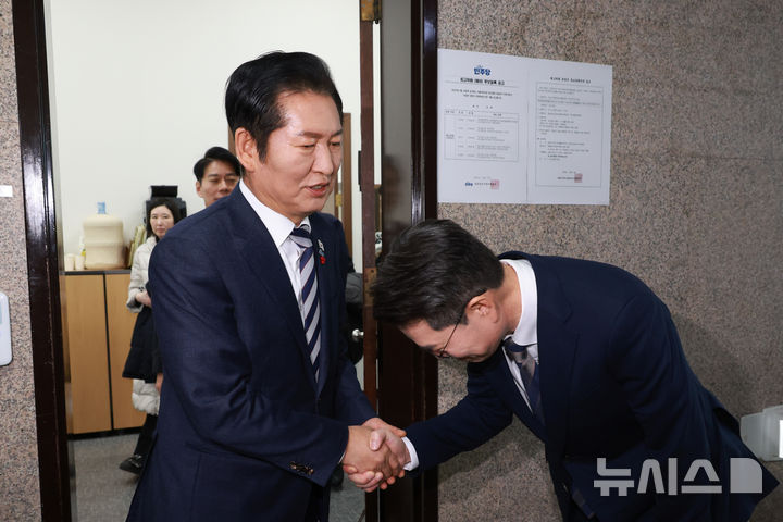 [서울=뉴시스] 고승민 기자 = 정청래 더불어민주당 대표와 정원오 성동구청장이 18일 서울 여의도 국회에서 면담을 마친 뒤 인사하고 있다. 2025.12.18. kkssmm99@newsis.com