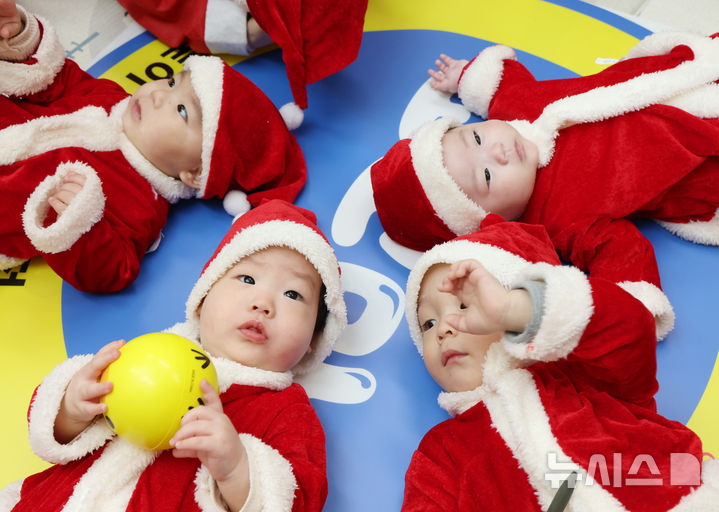 [경기광주=뉴시스] 김종택 기자 = 성탄절을 일주일 앞둔 18일 경기 광주시 능평도서관에서 한토이 어린이서점이 주최한 '꼬꼬마 아기들 모임-산타와 함께하는 첫 만남, 책! 행복한 우리 아기를 위한 시간' 프로그램에 참여한 아기 산타들이 교육 체험형 놀이를 하며 즐거운 시간을 보내고 있다. (공동취재) 2025.12.18. photo@newsis.com