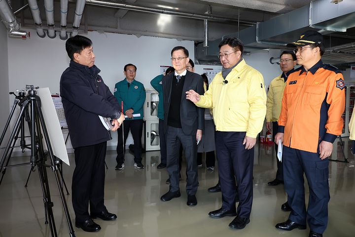 [서울=뉴시스] 윤호중 행정안전부 장관이 지난해 12월 18일 서울 여의도 파크원을 방문해 화재안전관리 및 피난안전구역 현장을 점검하고 있다. (사진은 기사와 직접 관련 없습니다) 2025.12.18. photo@newsis.com *재판매 및 DB 금지