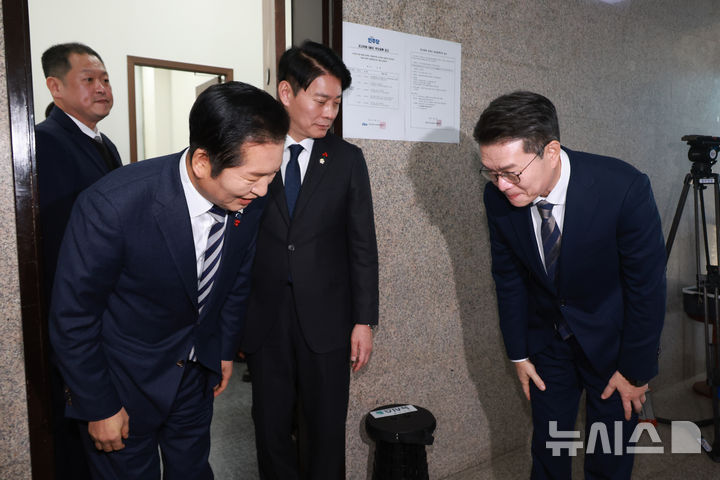 [서울=뉴시스] 고승민 기자 = 정청래 더불어민주당 대표와 정원오 성동구청장이 18일 서울 여의도 국회에서 면담을 마친 뒤 인사하고 있다. 2025.12.18. kkssmm99@newsis.com