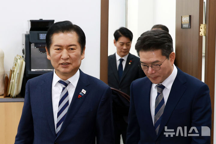 [서울=뉴시스] 고승민 기자 = 정청래 더불어민주당 대표와 정원오 성동구청장이 18일 서울 여의도 국회 당대표실에서 면담을 마친 뒤 대표실을 나서고 있다. 2025.12.18. kkssmm99@newsis.com