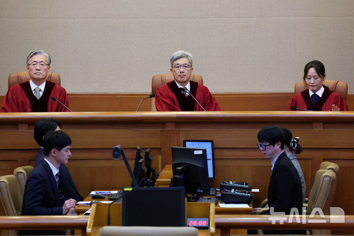 [서울=뉴시스] 조성우 기자 = 김상환(가운데) 헌법재판소장과 헌법재판관들이 지난 18일 오후 서울 종로구 헌법재판소 대심판정에서 열린 조지호 경찰청장 탄핵심판 사건 등의 선고기일에 자리하고 있다. 2025.12.22. xconfind@newsis.com