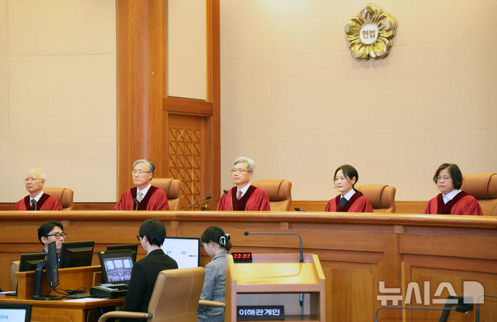 [서울=뉴시스] 조성우 기자 = 김상환(가운데) 헌법재판소장과 헌법재판관들이 18일 오후 서울 종로구 헌법재판소 대심판정에서 열린 조지호 경찰청장 탄핵심판 사건 등 선고기일에 자리하고 있다. 2025.12.18. xconfind@newsis.com