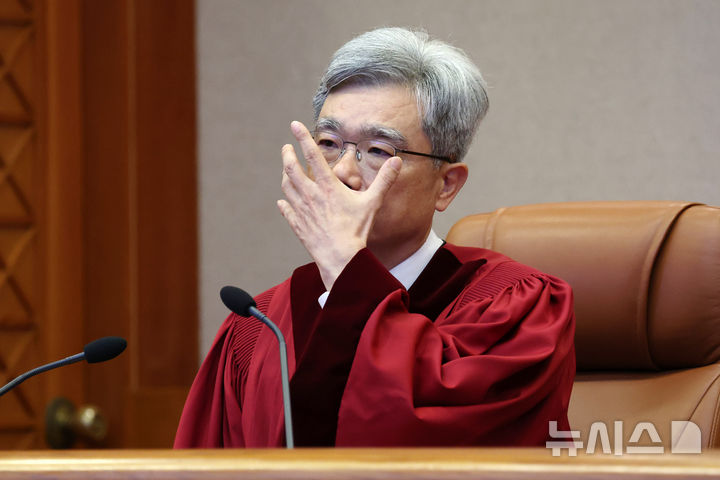 [서울=뉴시스] 조성우 기자 = 김상환 헌법재판소장이 18일 오후 서울 종로구 헌법재판소 대심판정에서 열린 조지호 경찰청장 탄핵심판 사건 선고기일에 자리하고 있다. 2025.12.18. xconfind@newsis.com