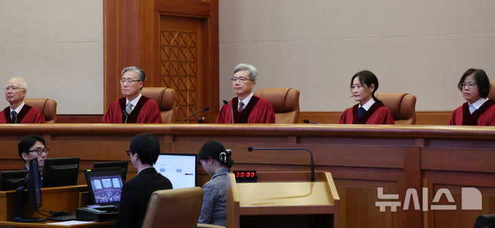 [서울=뉴시스] 조성우 기자 = 김상환(가운데) 헌법재판소장과 헌법재판관들이 지난 18일 오후 서울 종로구 헌법재판소 대심판정에서 열린 조지호 경찰청장 탄핵심판 사건 선고기일에 자리하고 있다. 2025.12.22. xconfind@newsis.com