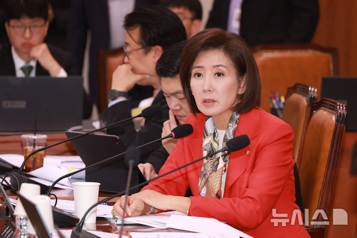 [서울=뉴시스] 고승민 기자 = 나경원 국민의힘 의원이 18일 서울 여의도 국회에서 열린 법제사법위원회 전체회의에서 질의하고 있다. 2025.12.18. kkssmm99@newsis.com