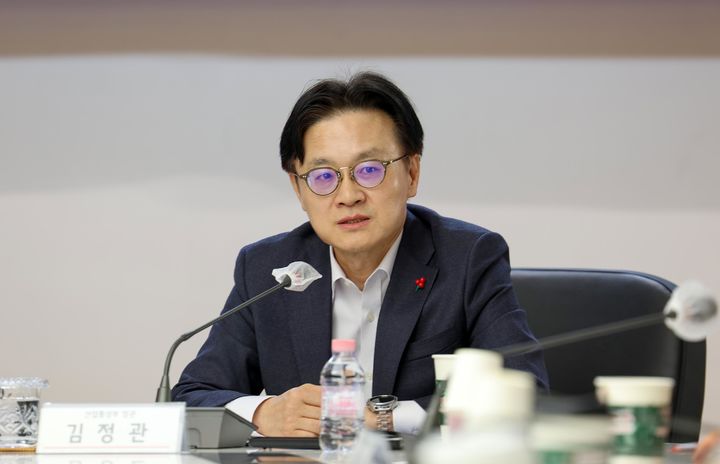 [서울=뉴시스] 김정관 산업통상부 장관이 18일 오후 서울 영등포구 중소기업중앙회를 방문해 김기문 중소기업중앙회 회장과 면담하고 있다. (사진=산업통상부 제공) 2025.12.18. photo@newsis.com *재판매 및 DB 금지