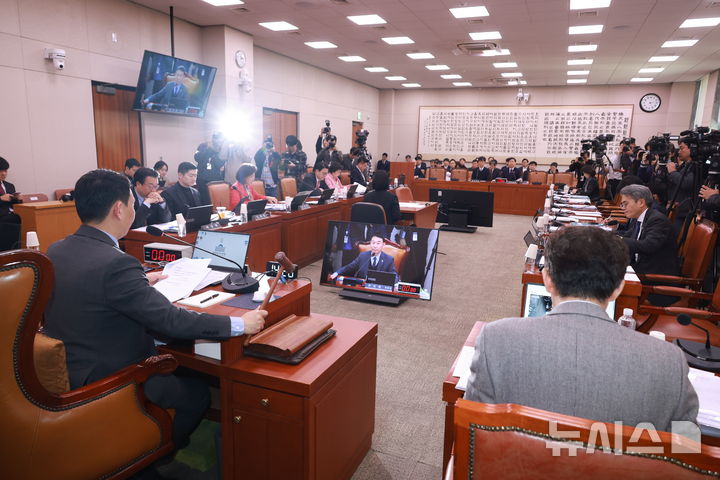 [서울=뉴시스] 고승민 기자 = 김용민 법사위 더불어민주당 간사가 18일 서울 여의도 국회에서 열린 법제사법위원회 전체회의를 주재하고 있다. 2025.12.18. kkssmm99@newsis.com