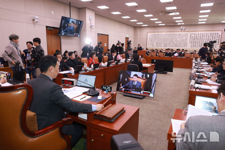 [서울=뉴시스] 고승민 기자 = 김용민 법사위 더불어민주당 간사가 18일 서울 여의도 국회에서 열린 법제사법위원회 전체회의를 주재하고 있다. 2025.12.18. kkssmm99@newsis.com