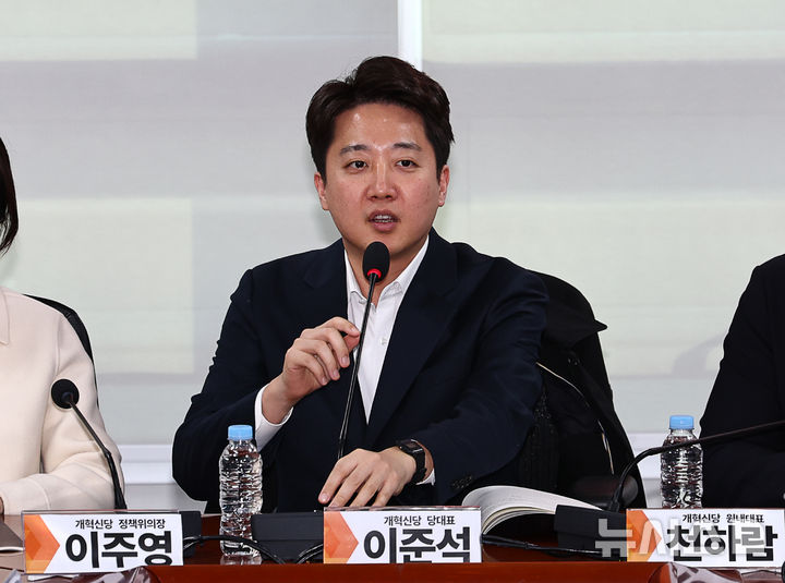 [서울=뉴시스] 김명년 기자 = 이준석 개혁신당 대표가 18일 오후 서울 여의도 국회 의원회관에서 열린 '새벽배송 금지 누구를 위한 것인가' 토론회에서 발언하고 있다. 2025.12.18. kmn@newsis.com