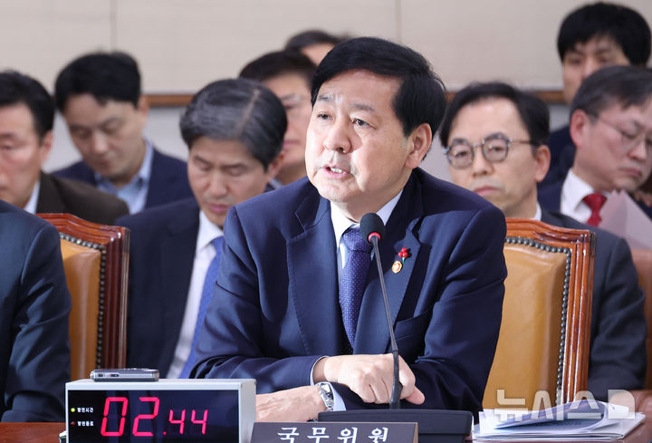 [서울=뉴시스] 김금보 기자 = 구윤철 경제부총리 겸 기획재정부 장관이 18일 서울 여의도 국회에서 열린 법제사법위원회 전체회의에서 의원 질의에 답변을 하고 있다. 2025.12.18. kgb@newsis.com