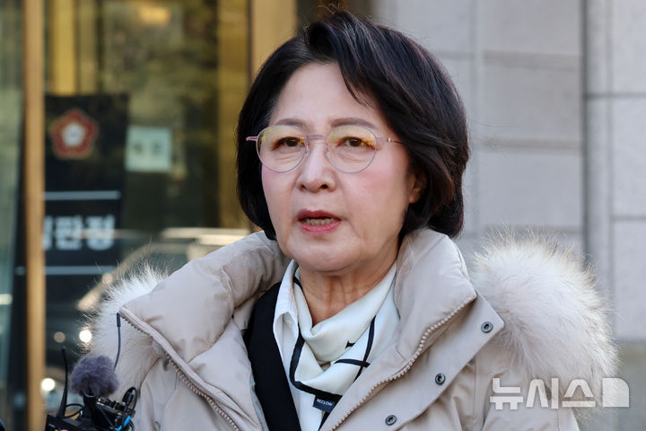 [서울=뉴시스] 조성우 기자 = 추미애 국회 법제사법위원회 위원장이 18일 오후 서울 종로구 헌법재판소 대심판정에서 열린 조지호 경찰청장 탄핵심판 사건 선고가 끝나고 나와 취재진 질문에 답변하고 있다.헌법재판소는 조 청장의 탄핵심판에 대해 재판관 9명 전원일치 의견으로 파면 결정했다. 국회가 탄핵소추안을 가결한 지 371일만의 일이다. 2025.12.18. xconfind@newsis.com