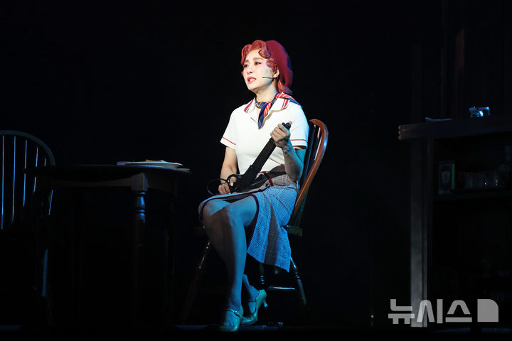 [서울=뉴시스] 박진희 기자 = 뮤지컬 '보니 앤 클라이드' 출연 배우 옥주현이 18일 서울 종로구 홍익대 대학로 아트센터 대극장에서 주요 장면을 시연하고 있다. 2025.12.18. pak7130@newsis.com