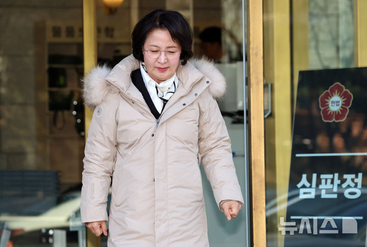 [서울=뉴시스] 조성우 기자 = 추미애 국회 법제사법위원회 위원장이 18일 오후 서울 종로구 헌법재판소 대심판정에서 열린 조지호 경찰청장 탄핵심판 사건 선고가 끝나고 나오고 있다.헌법재판소는 조 청장의 탄핵심판에 대해 재판관 9명 전원일치 의견으로 파면 결정했다. 국회가 탄핵소추안을 가결한 지 371일만의 일이다. 2025.12.18. xconfind@newsis.com