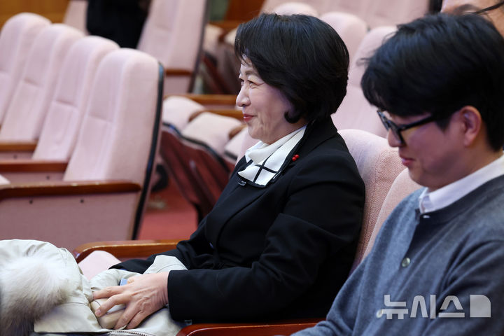 [서울=뉴시스] 조성우 기자 = 추미애 국회 법제사법위원회 위원장이 18일 오후 서울 종로구 헌법재판소 대심판정에서 열린 조지호 경찰청장 탄핵심판 사건 선고기일에 참석해 미소짓고 있다. 헌법재판소는 조 청장의 탄핵심판에 대해 재판관 9명 전원일치 의견으로 파면 결정했다. 국회가 탄핵소추안을 가결한 지 371일만의 일이다. 2025.12.18. xconfind@newsis.com