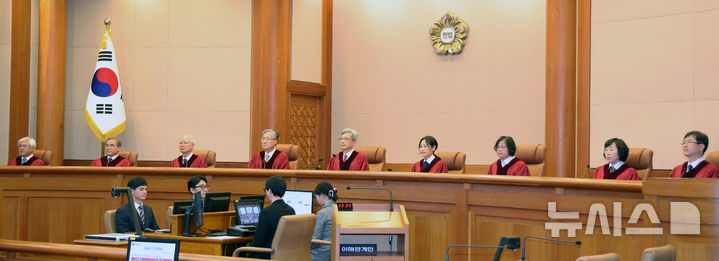 [서울=뉴시스] 조성우 기자 = 김상환(가운데) 헌법재판소장과 헌법재판관들이 18일 오후 서울 종로구 헌법재판소 대심판정에서 열린 조지호 경찰청장 탄핵심판 사건 선고기일에 자리하고 있다.헌법재판소는 조 청장의 탄핵심판에 대해 재판관 9명 전원일치 의견으로 파면 결정했다. 국회가 탄핵소추안을 가결한 지 371일만의 일이다. 2025.12.18. xconfind@newsis.com