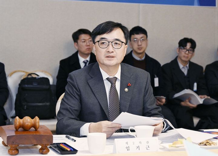 [서울=뉴시스] 임기근 기획재정부 차관이 18일 서울 종로구 정부서울청사에서 제5차 조달정책심의위원회를 주재하고 있다. (사진=기획재정부 제공) 2025.12.18. photo@newsis.com *재판매 및 DB 금지