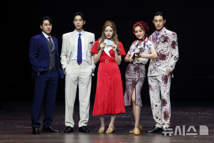 [서울=뉴시스] 박진희 기자 = 뮤지컬 '보니 앤 클라이드' 보니 파커 역의 배우 옥주현과 홍금비, 클라이드 배로우 역의 배우 조형균, 윤현민, 배나라가 18일 서울 종로구 홍익대 대학로 아트센터 대극장에서 기자간담회를 하고 있다. 2025.12.18. pak7130@newsis.com