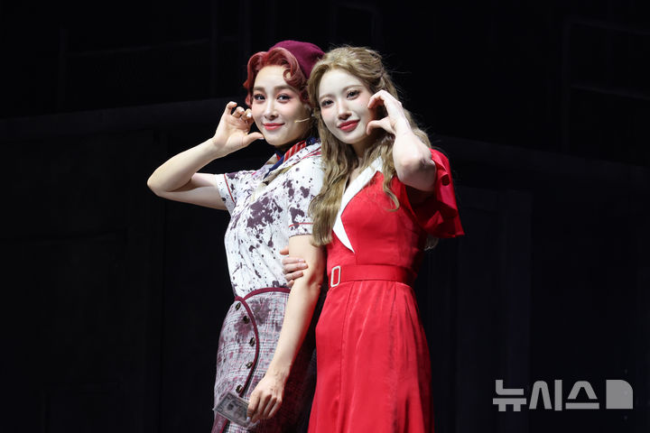 [서울=뉴시스] 박진희 기자 = 뮤지컬 '보니 앤 클라이드' 보니 파커 역의 배우 옥주현과 홍금비가 18일 서울 종로구 홍익대 대학로 아트센터 대극장에서 기자간담회를 하고 있다. 2025.12.18. pak7130@newsis.com