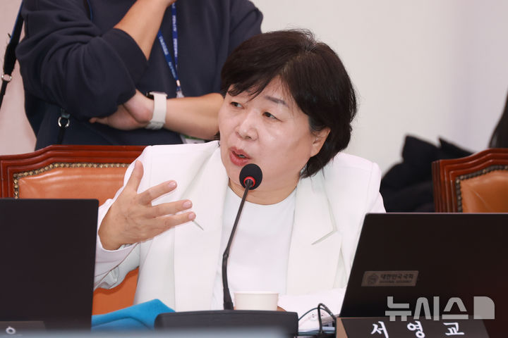 [서울=뉴시스] 고승민 기자 = 서영교 더불어민주당 의원이 지난해 12월18일 서울 여의도 국회에서 열린 법제사법위원회 전체회의에서 질의하고 있다. 2026.01.05. kkssmm99@newsis.com