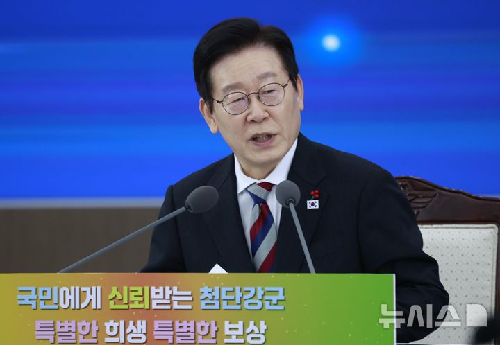 [서울=뉴시스] 최동준 기자 = 이재명 대통령이 18일 서울 용산구 국방부에서 열린 국방부·국가보훈부 업무보고에서 발언하고 있다. 2025.12.18. photocdj@newsis.com