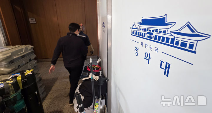 [서울=뉴시스] 최동준 기자 = 18일 청와대 복귀를 위한 이사가 진행되고 있는 청와대 춘추관에 청와대 문양이 붙어 있다. (대통령실통신사진기자단) 2025.12.18. photocdj@newsis.com