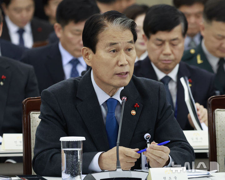 [서울=뉴시스] 최동준 기자 = 권오을 국가보훈부 장관이 18일 서울 용산구 국방부에서 열린 국방부·국가보훈부 업무보고에서 발언하고 있다. 2025.12.18. photocdj@newsis.com