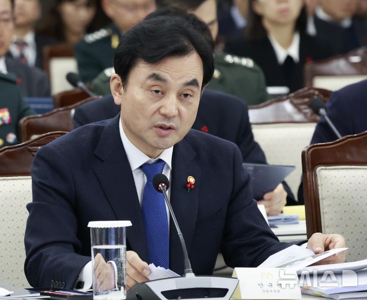 [서울=뉴시스] 최동준 기자 = 안규백 국방부 장관이 18일 서울 용산구 국방부에서 열린 국방부·국가보훈부 업무보고에서 발언하고 있다. 2025.12.18. photocdj@newsis.com