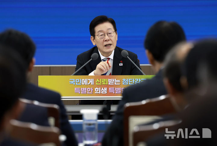 [서울=뉴시스] 최동준 기자 = 이재명 대통령이 18일 서울 용산구 국방부에서 열린 국방부·국가보훈부 업무보고에서 발언하고 있다. 2025.12.18. photocdj@newsis.com