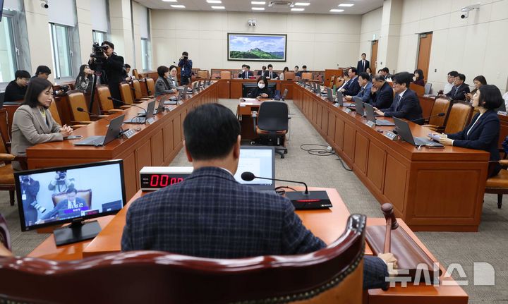 [서울=뉴시스] 조성봉 기자 = 위성곤 기후위기특위 위원장이 18일 오후 서울 여의도 국회에서 열린 기후위기특별위원회 전체회의에서 의사봉을 두드리고 있다. 2025.12.18. suncho21@newsis.com