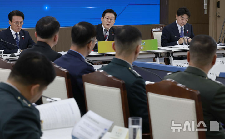 [서울=뉴시스] 최동준 기자 = 이재명 대통령이 18일 서울 용산구 국방부에서 열린 국방부·국가보훈부 업무보고에서 발언하고 있다. 2025.12.18. photocdj@newsis.com