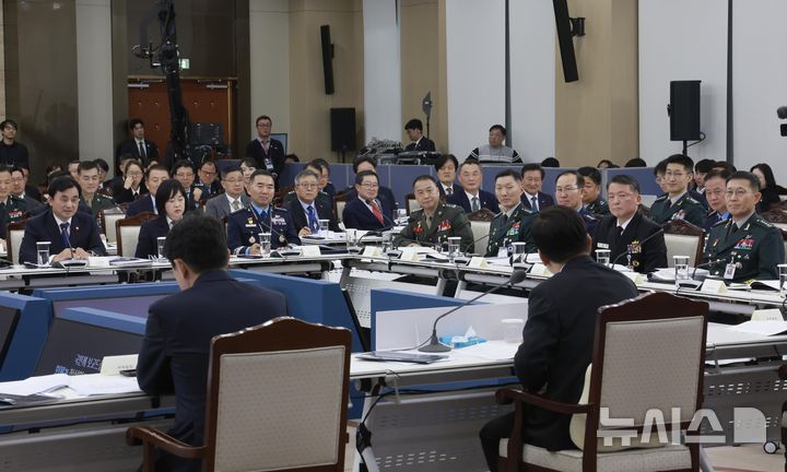 [서울=뉴시스] 최동준 기자 = 18일 서울 용산구 국방부에서 열린 국방부·국가보훈부 업무보고에서 군 장성들이 이재명 대통령의 발언을 듣고 있다. 이날 업무보고에는 진영승 합동참모의장, 김규하 육군참모총장, 강동길 해군참모총장, 손석락 공군참모총장, 주일석 해병대사령관 등이 참석했다. 2025.12.18. photocdj@newsis.com