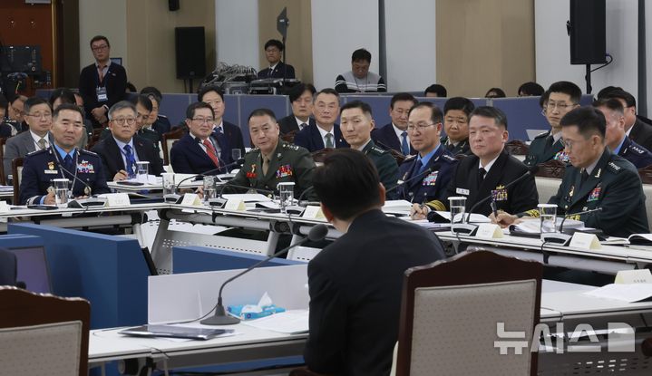 [서울=뉴시스] 최동준 기자 = 18일 서울 용산구 국방부에서 열린 국방부·국가보훈부 업무보고에서 군 장성들이 이재명 대통령의 발언을 듣고 있다. 이날 업무보고에는 진영승 합동참모의장, 김규하 육군참모총장, 강동길 해군참모총장, 손석락 공군참모총장, 주일석 해병대사령관 등이 참석했다. 2025.12.18. photocdj@newsis.com
