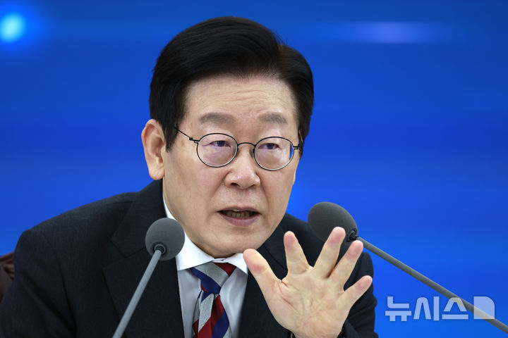 [서울=뉴시스] 최동준 기자 = 이재명 대통령이 18일 서울 용산구 국방부에서 열린 국방부·국가보훈부 업무보고에서 발언하고 있다. 2025.12.18. photocdj@newsis.com