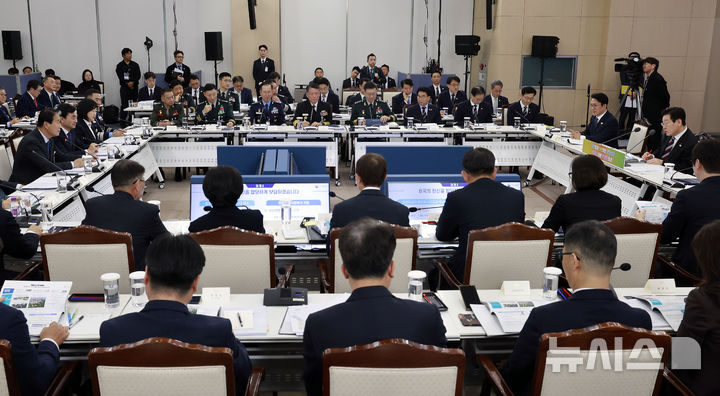 [서울=뉴시스] 최동준 기자 = 이재명 대통령이 18일 서울 용산구 국방부에서 열린 국방부·국가보훈부 업무보고에서 발언하고 있다. 2025.12.18. photocdj@newsis.com