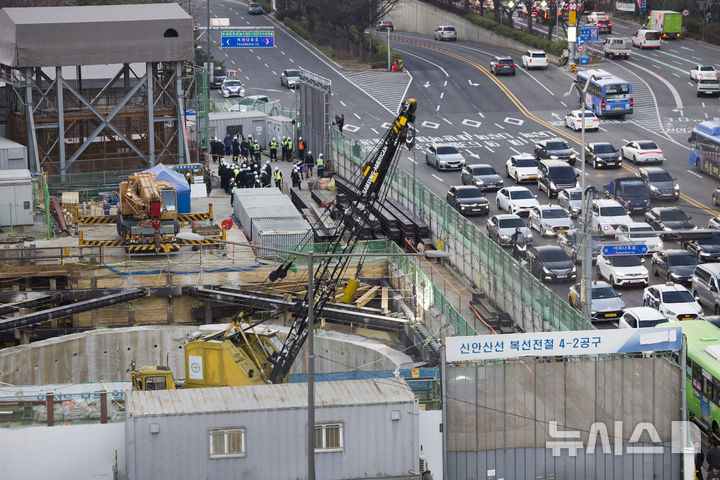 [서울=뉴시스] 김근수 기자 = 서울 여의도역 신안산선 공사현장에서 철근이 무너져 내린 사고가 발생한 18일 서울 여의도 신안산선 공사현장에서 관계자들이 현장을 살펴보고 있다. 이날 여의도역 2번 출구 옆 신안산선 복선전철 4-2공구 지하 70m에 위치한 터널 공사 현장에서 작업자 7명 중 3명이 부상을 입었다. 50대 작업자 A씨는 터널 상단 약 16m 높이에서 낙하한 40m 길이의 철근망에 부상을 입고 심정지 상태로 이송됐으나 사망했다. 2025.12.18. ks@newsis.com