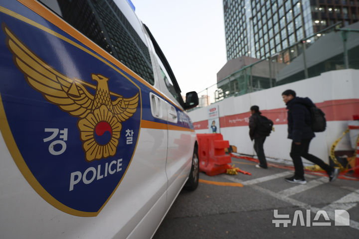 [서울=뉴시스] 김근수 기자 = 서울 여의도역 신안산선 공사현장에서 철근이 무너져 내린 사고가 발생한 지난 18일 서울 여의도 신안산선 공사현장 앞으로 시민들이 지나가고 있다. 이날 여의도역 2번 출구 옆 신안산선 복선전철 4-2공구 지하 70m에 위치한 터널 공사 현장에서 작업자 7명 중 3명이 부상을 입었다. 50대 작업자 A씨는 터널 상단 약 16m 높이에서 낙하한 40m 길이의 철근망에 부상을 입고 심정지 상태로 이송됐으나 사망했다. 2025.12.18. ks@newsis.com