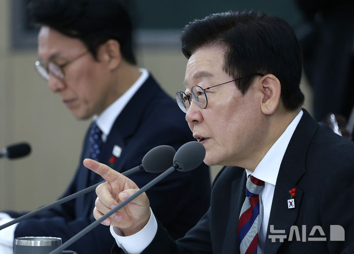 [서울=뉴시스] 최동준 기자 = 이재명 대통령이 18일 서울 용산구 국방부에서 열린 국방부·국가보훈부 업무보고에서 발언하고 있다. 2025.12.18. photocdj@newsis.com