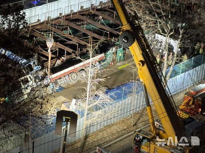 [서울=뉴시스] 권민지 수습기자 = 18일 오후 3시19분께 서울 송파구 잠실동 인근 공사장에서 크레인이 전복되는 사고가 발생했다. 이 사고로 작업하던 노동자 1명이 매몰됐다. 2025.12.18. ming@newsis.com