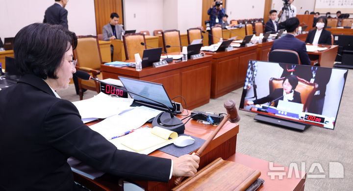 [서울=뉴시스] 김금보 기자 = 국민의힘 의원들이 18일 서울 여의도 국회에서 열린 법제사법위원회 전체회의에서 방송미디어통신위원회의 설치 및 운영에 관한 법률 일부개정법률안(대안)(위원장), 방송법 일부개정법률안(대안)(위원장), 정보통신망 이용촉진 및 정보보호 등에 관한 법률 일부개정법률안(대안)(위원장) 의결에 반대하며 회의장에서 퇴장해 의석이 비어있다. 2025.12.18. kgb@newsis.com