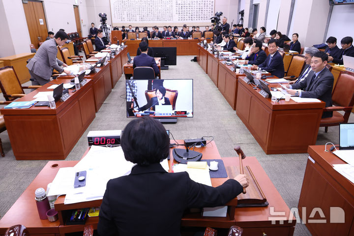 [서울=뉴시스] 김금보 기자 = 국민의힘 의원들이 18일 서울 여의도 국회에서 열린 법제사법위원회 전체회의에서 방송미디어통신위원회의 설치 및 운영에 관한 법률 일부개정법률안(대안)(위원장), 방송법 일부개정법률안(대안)(위원장), 정보통신망 이용촉진 및 정보보호 등에 관한 법률 일부개정법률안(대안)(위원장) 의결에 반대하며 회의장에서 퇴장해 의석이 비어있다. 2025.12.18. kgb@newsis.com