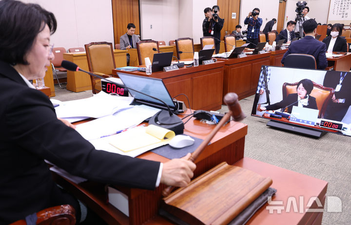 [서울=뉴시스] 김금보 기자 = 국민의힘 의원들이 18일 서울 여의도 국회에서 열린 법제사법위원회 전체회의에서 방송미디어통신위원회의 설치 및 운영에 관한 법률 일부개정법률안(대안)(위원장), 방송법 일부개정법률안(대안)(위원장), 정보통신망 이용촉진 및 정보보호 등에 관한 법률 일부개정법률안(대안)(위원장) 의결에 반대하며 회의장에서 퇴장해 의석이 비어있다. 2025.12.18. kgb@newsis.com