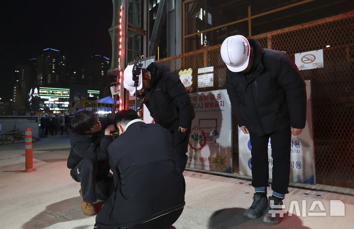[서울=뉴시스] 김근수 기자 = 송치영(가운데) 포스코이앤씨 사장이 18일 저녁 서울 여의도역 신안산선 공사 사고현장에서 사과문을 발표하고 고개를 숙이고 있다. 이날 여의도역 2번 출구 옆 신안산선 복선전철 4-2공구 지하 70m에 위치한 터널 공사 현장에서 작업자 7명 중 3명이 부상을 입었다. 50대 작업자 A씨는 터널 상단 약 16m 높이에서 낙하한 40m 길이의 철근망에 부상을 입고 심정지 상태로 이송됐으나 사망했다. 2025.12.18. ks@newsis.com