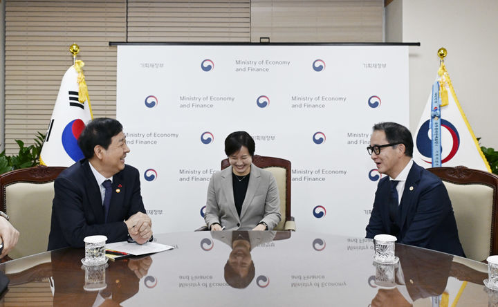 [서울=뉴시스] 구윤철 부총리 겸 기획재정부 장관이 12월 18일 오후 서울 종로구 정부서울청사에서 연례 협의차 방한한 야수토 와타나베 아세안+3 역내 거시경제 조사기구(AMRO) 소장과 면담고 있다. (사진=기획재정부 제공) 2025.12.18. photo@newsis.com *재판매 및 DB 금지
